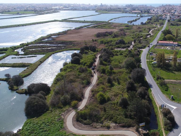 réalisation piste cyclable dans le marais du Noroît